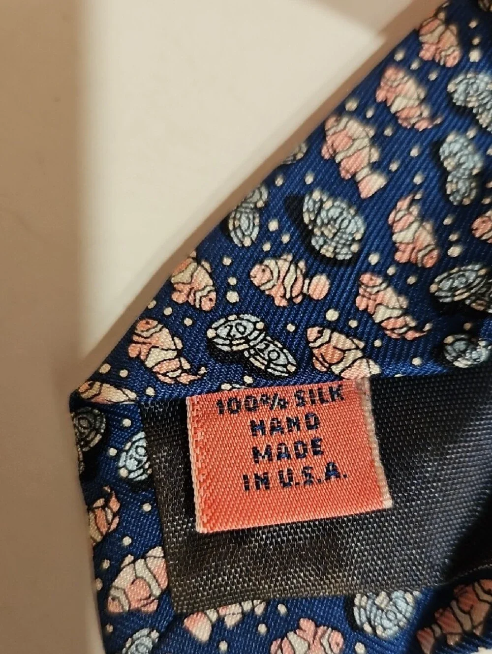VINEYARD VINES MARTHAS VINEYARD BLUE WITH PINK FISH 100% SILK TIE